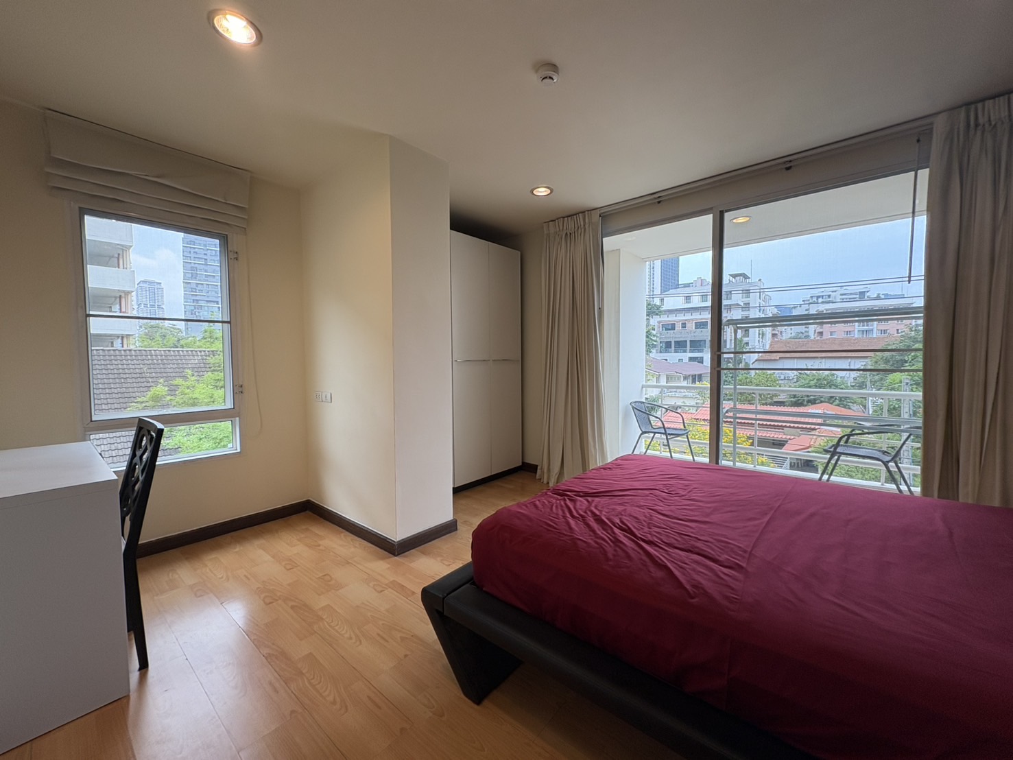 2-Bed, 2-Bath, 80 SQ.M Condo at The Amethyst 39, Sukhumvit 39. Rent 30,000 THB/month or Sale 7.5M THB. Near BTS Phrom Phong. Modern Living in Bangkok