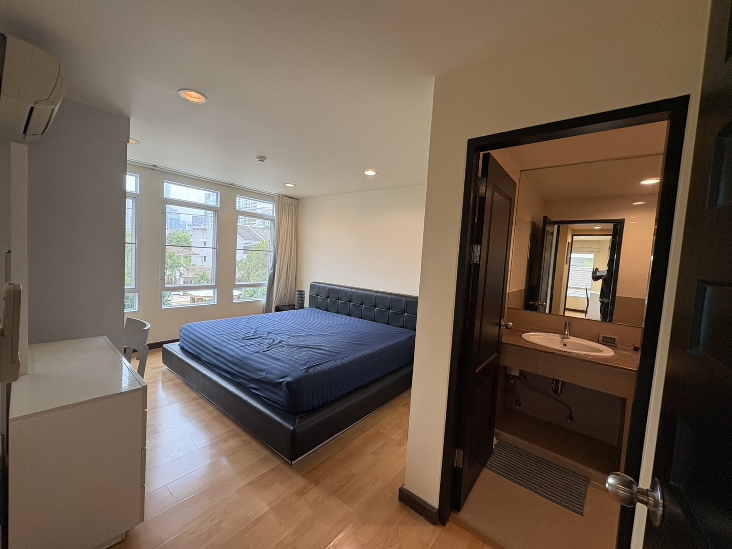 2-Bed, 2-Bath, 80 SQ.M Condo at The Amethyst 39, Sukhumvit 39. Rent 30,000 THB/month or Sale 7.5M THB. Near BTS Phrom Phong. Modern Living in Bangkok