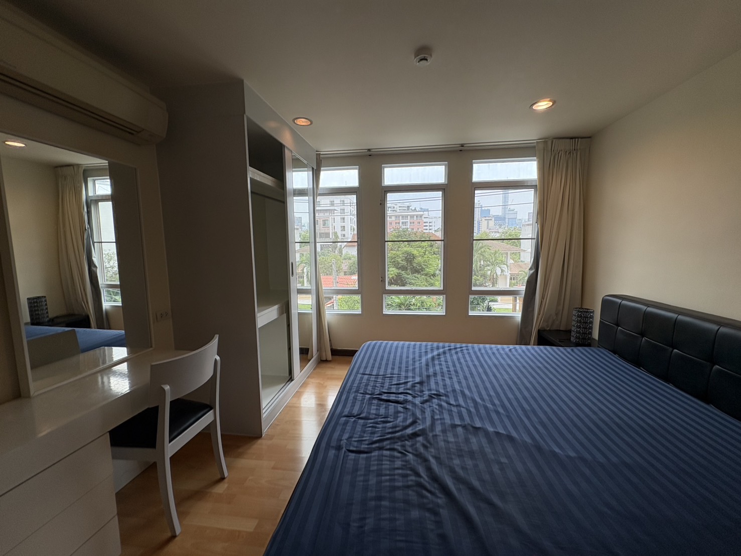 2-Bed, 2-Bath, 80 SQ.M Condo at The Amethyst 39, Sukhumvit 39. Rent 30,000 THB/month or Sale 7.5M THB. Near BTS Phrom Phong. Modern Living in Bangkok
