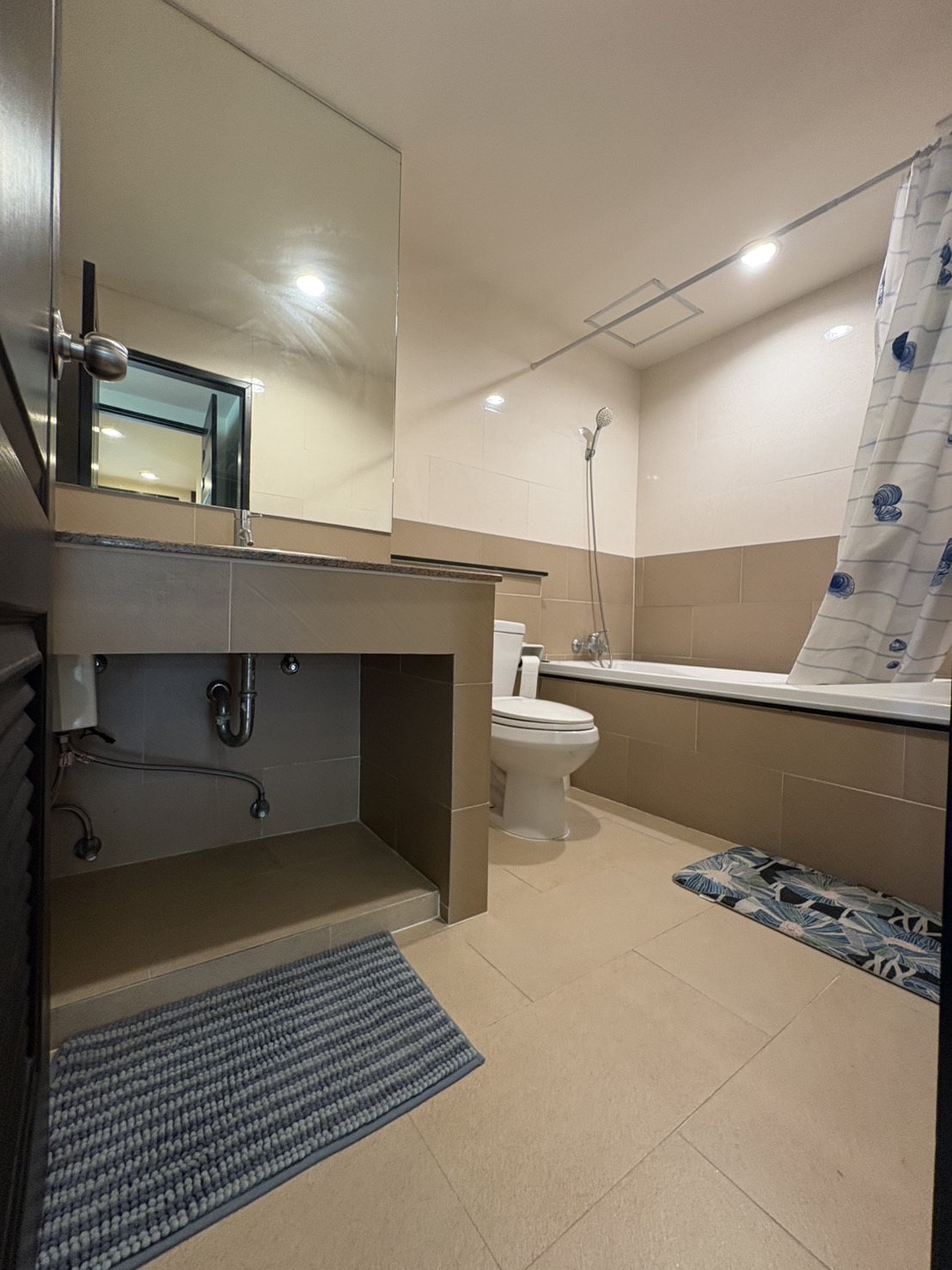 2-Bed, 2-Bath, 80 SQ.M Condo at The Amethyst 39, Sukhumvit 39. Rent 30,000 THB/month or Sale 7.5M THB. Near BTS Phrom Phong. Modern Living in Bangkok