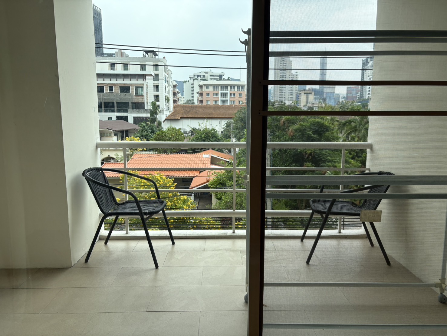 2-Bed, 2-Bath, 80 SQ.M Condo at The Amethyst 39, Sukhumvit 39. Rent 30,000 THB/month or Sale 7.5M THB. Near BTS Phrom Phong. Modern Living in Bangkok