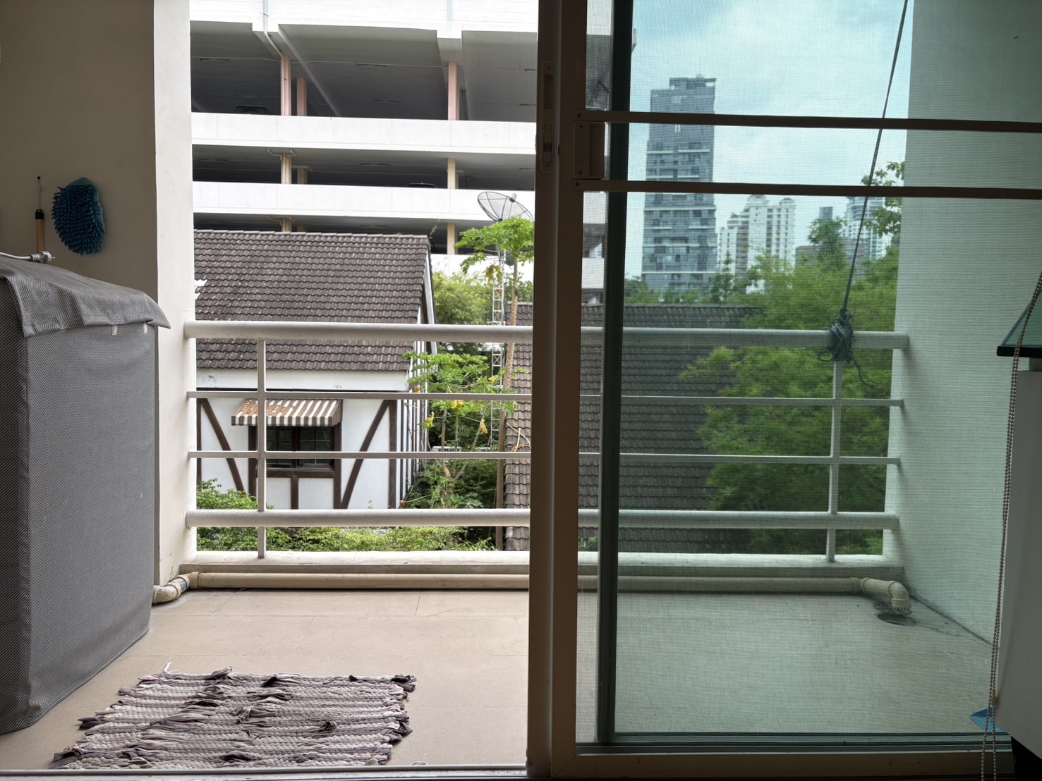 2-Bed, 2-Bath, 80 SQ.M Condo at The Amethyst 39, Sukhumvit 39. Rent 30,000 THB/month or Sale 7.5M THB. Near BTS Phrom Phong. Modern Living in Bangkok