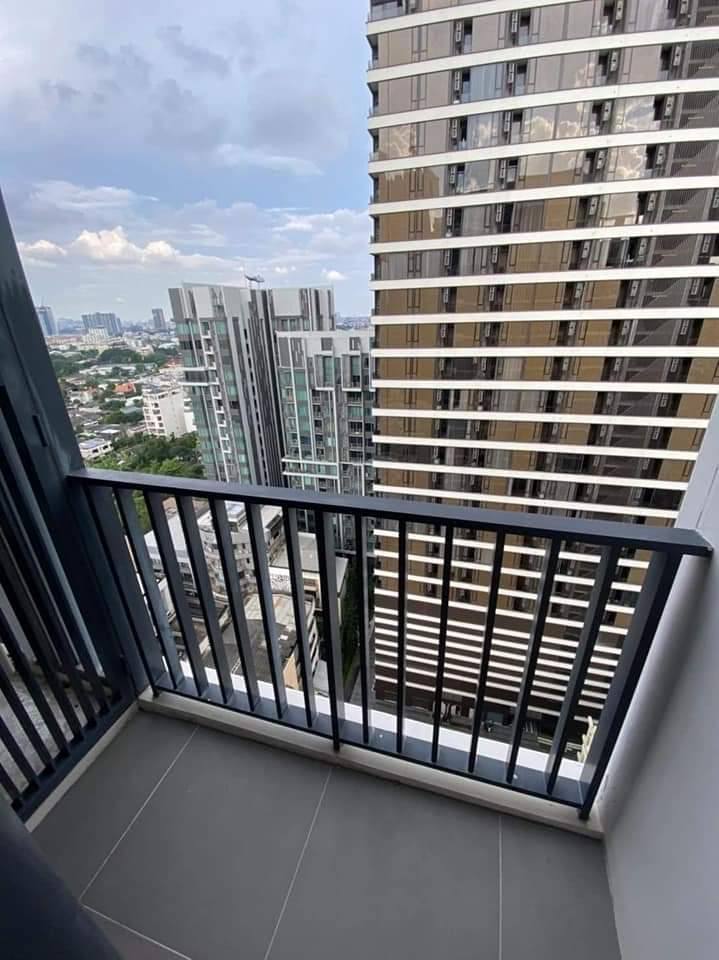 Spacious 2BR 2BA condo at M Thonglor 10, 57.5 sqm, 18th floor, fully furnished, near BTS, pet-friendly, rent 45,000 THB/month, move-in April 2025.