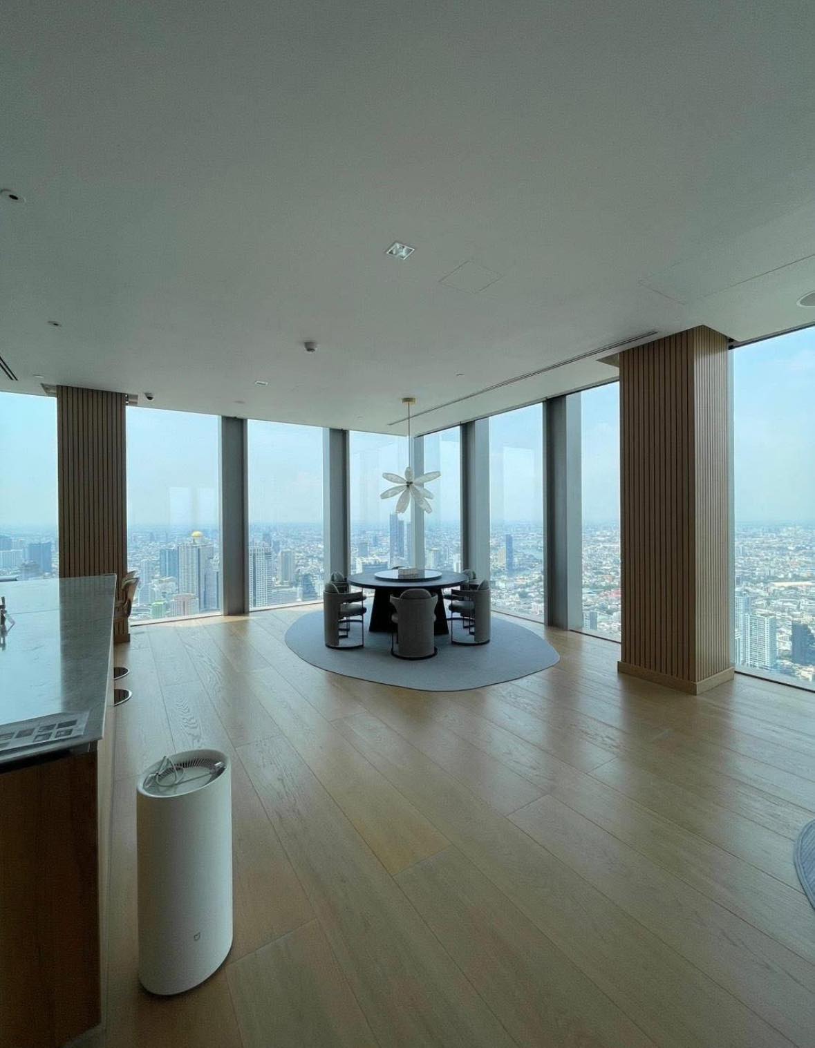 Ultra-luxury 4BR penthouse at Ritz-Carlton MahaNakhon, 1000 SQM on high floor. Now for rent at 2M THB/month. Unrivaled elegance, skyline views.