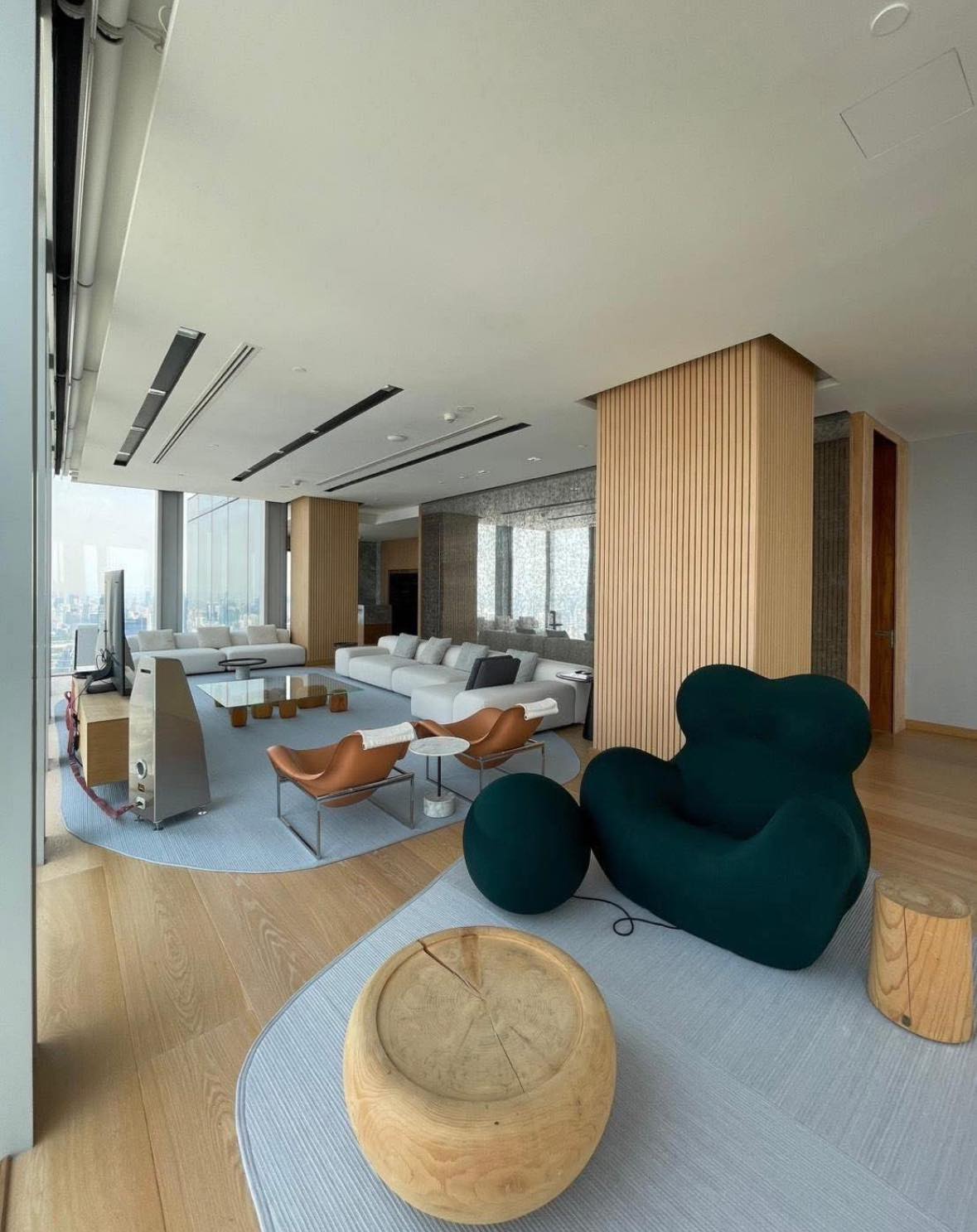 Ultra-luxury 4BR penthouse at Ritz-Carlton MahaNakhon, 1000 SQM on high floor. Now for rent at 2M THB/month. Unrivaled elegance, skyline views.