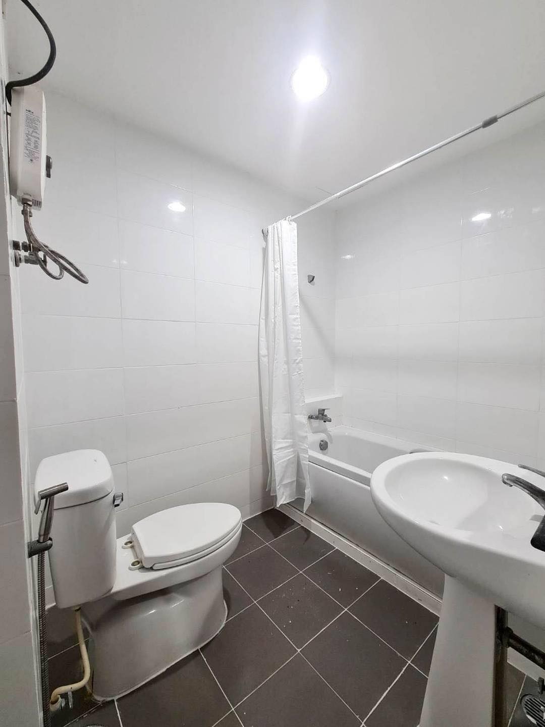 Spacious 2 bed, 2 bath condo for rent at Waterford Diamond Tower, 85 sqm, floor 29. Great Sukhumvit location, 37k/month with Elite Fitness membership.