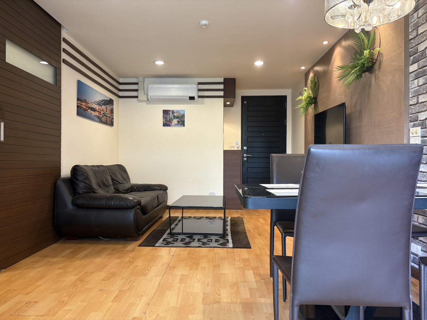 Corner 2-bed, 2-bath unit at Amethyst 39, 80 sqm, 2 balconies, near BTS Phrom Phong. Rent ฿30K/month or sale ฿7.5M. Peaceful, walkable location.