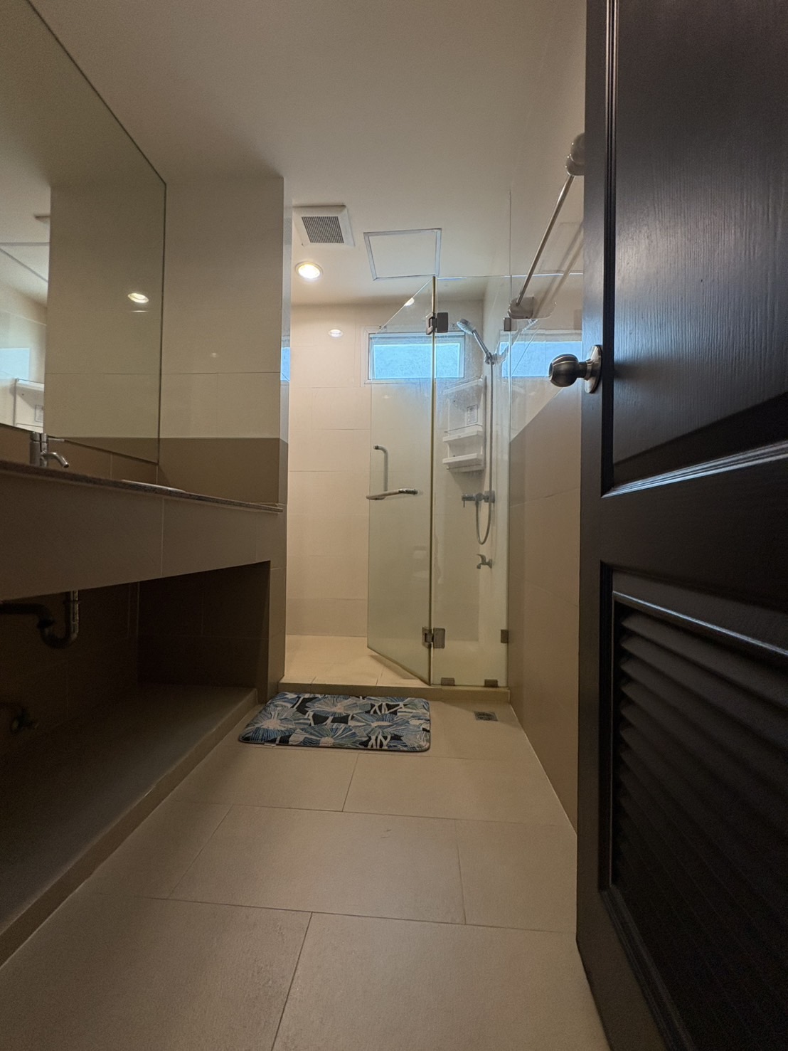 Corner 2-bed, 2-bath unit at Amethyst 39, 80 sqm, 2 balconies, near BTS Phrom Phong. Rent ฿30K/month or sale ฿7.5M. Peaceful, walkable location.