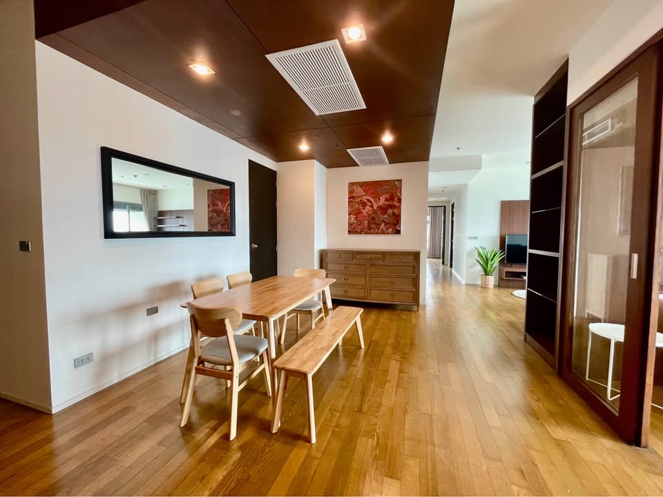 High-floor 3 bed, 4 bath at The Madison Sukhumvit 41. 185 sqm, pet-friendly, with unblocked views. Rent: ฿110,000/month. Walk to BTS & Emporium.