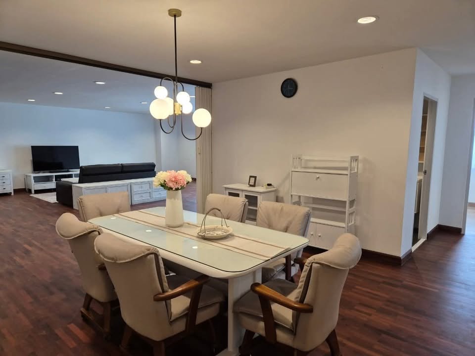 3-Bedroom, 2-Bathroom Condo for Rent, 200 SQM at DS Tower 1 Sukhumvit 33, 79,000 THB/Month, Near Phrom Phong BTS, Newly Renovated