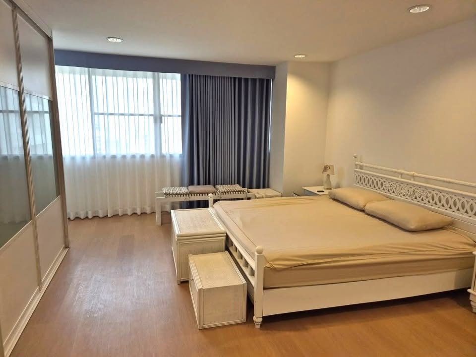 3-Bedroom, 2-Bathroom Condo for Rent, 200 SQM at DS Tower 1 Sukhumvit 33, 79,000 THB/Month, Near Phrom Phong BTS, Newly Renovated