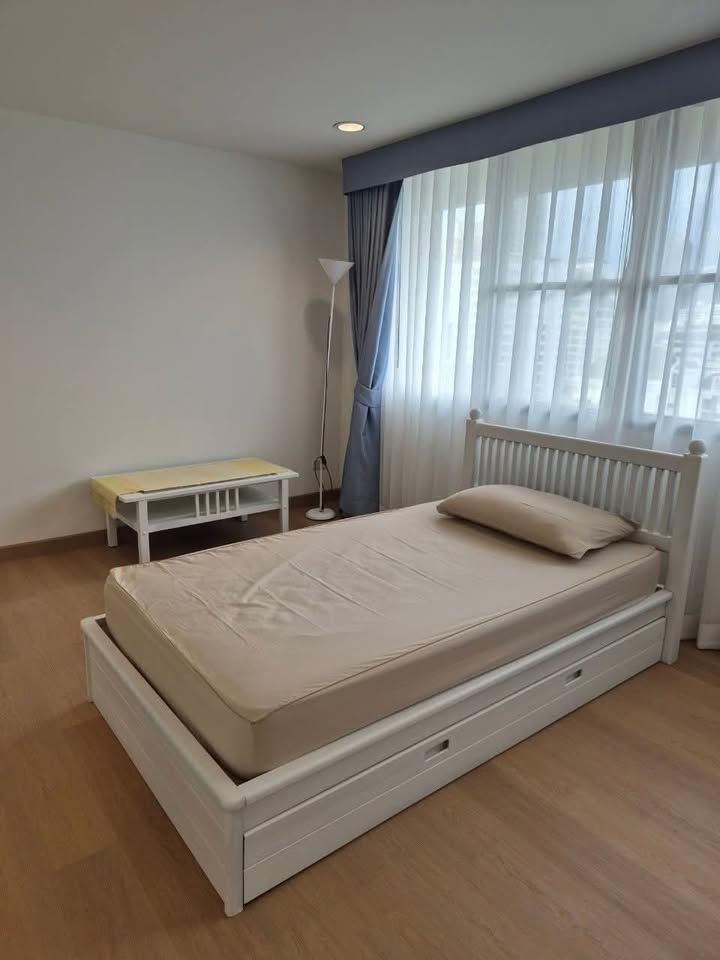 3-Bedroom, 2-Bathroom Condo for Rent, 200 SQM at DS Tower 1 Sukhumvit 33, 79,000 THB/Month, Near Phrom Phong BTS, Newly Renovated