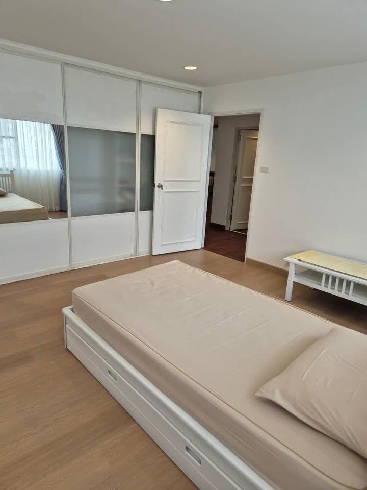 3-Bedroom, 2-Bathroom Condo for Rent, 200 SQM at DS Tower 1 Sukhumvit 33, 79,000 THB/Month, Near Phrom Phong BTS, Newly Renovated