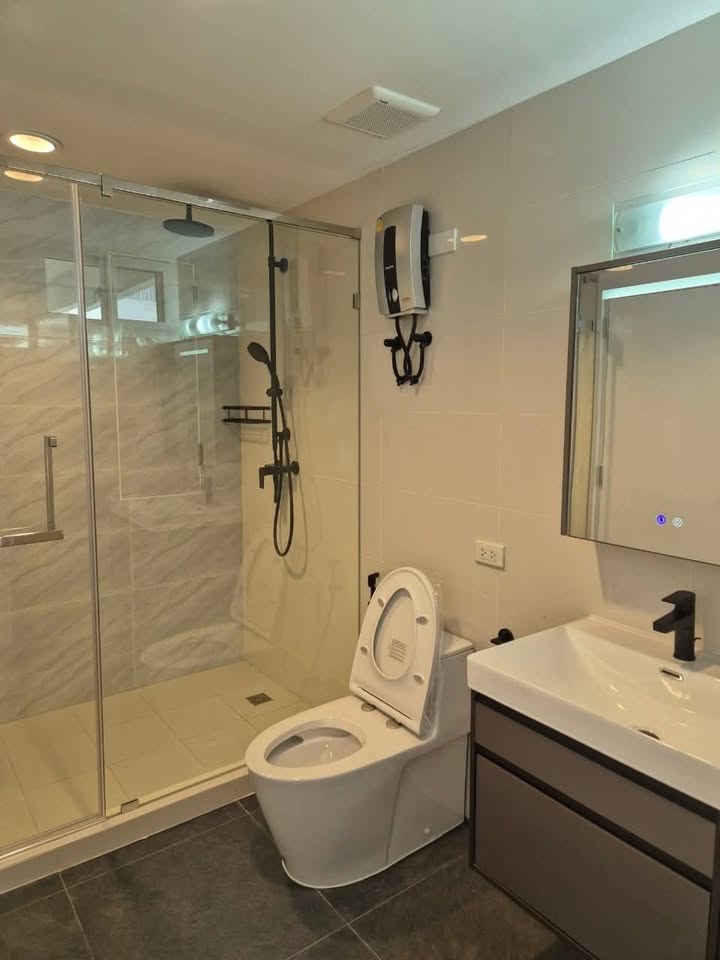 3-Bedroom, 2-Bathroom Condo for Rent, 200 SQM at DS Tower 1 Sukhumvit 33, 79,000 THB/Month, Near Phrom Phong BTS, Newly Renovated