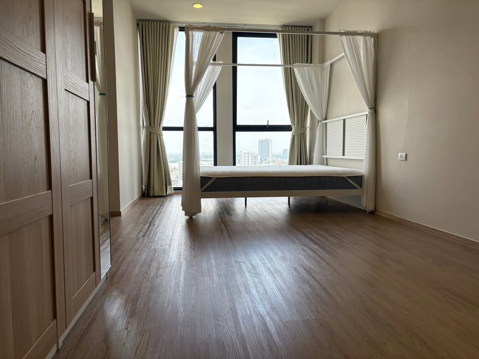 Brand-new 2 bed, 2 bath 90sqm condo at Issara Sathorn for rent ฿75k/month or sale ฿21.9M. River views, modern design, top facilities. Prime Sathorn.