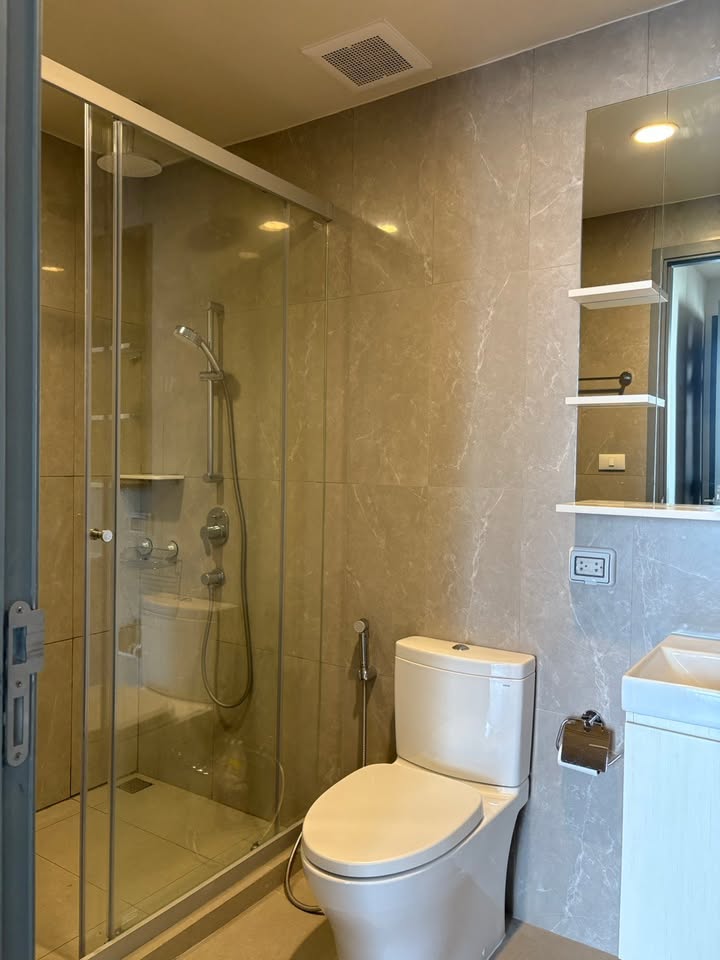 Brand-new 2 bed, 2 bath 90sqm condo at Issara Sathorn for rent ฿75k/month or sale ฿21.9M. River views, modern design, top facilities. Prime Sathorn.