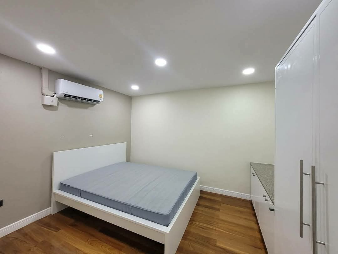 Modern 2BR condo at President Park Sukhumvit 24. 80sqm, pet-friendly, full facilities, BTS Phrom Phong. Rent ฿37K. Contact us today!