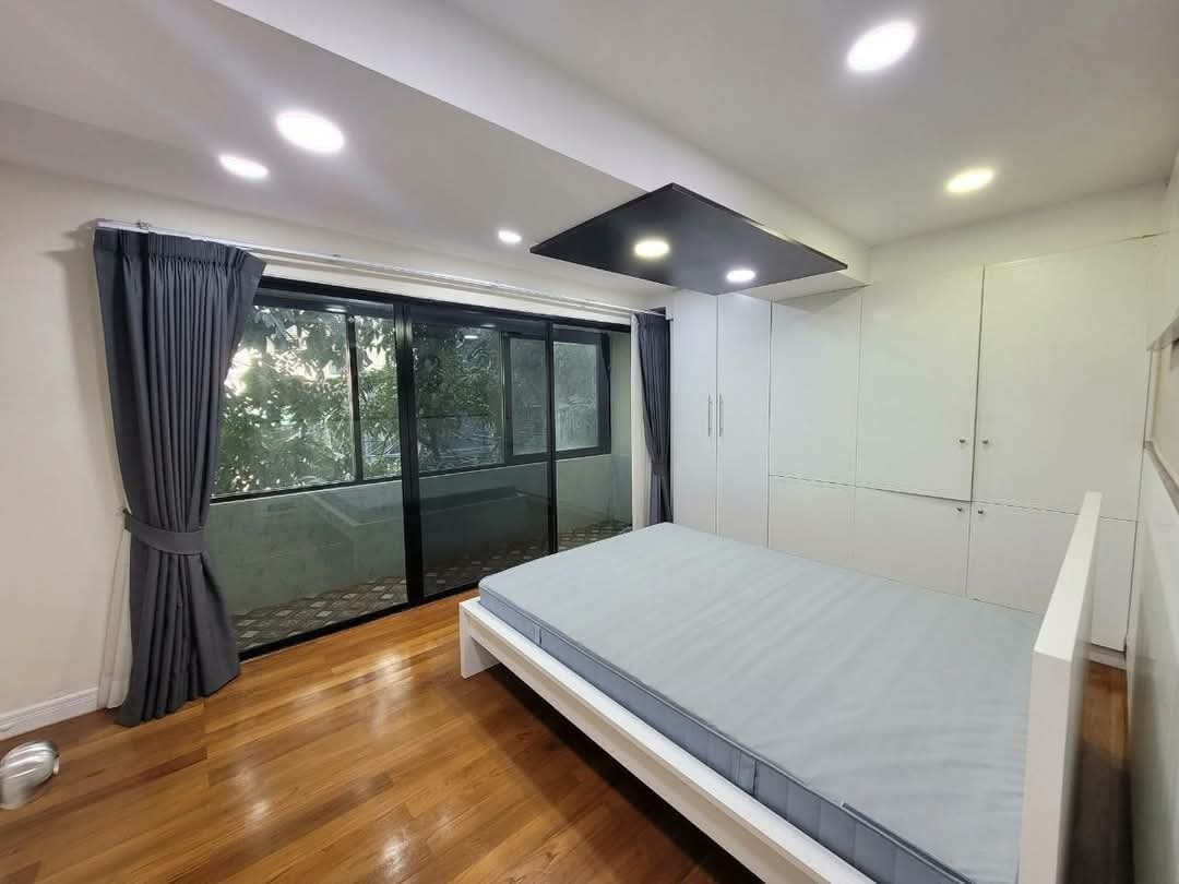 Modern 2BR condo at President Park Sukhumvit 24. 80sqm, pet-friendly, full facilities, BTS Phrom Phong. Rent ฿37K. Contact us today!
