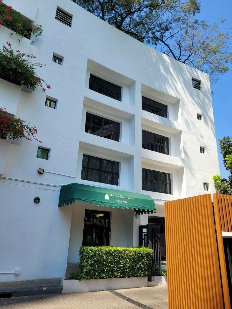 Modern 2BR condo at President Park Sukhumvit 24. 80sqm, pet-friendly, full facilities, BTS Phrom Phong. Rent ฿37K. Contact us today!