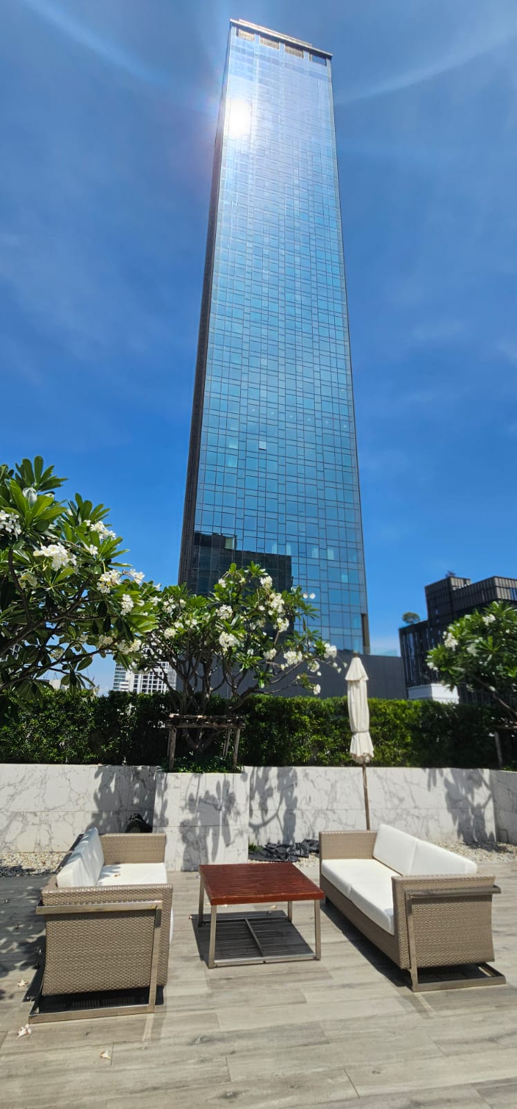 Spacious 3-bedroom, 210 sqm condo at Trinity Complex. Cat-friendly, fully furnished, in Si Lom-Sathon near BTS. Rent: THB 65,000/month.
