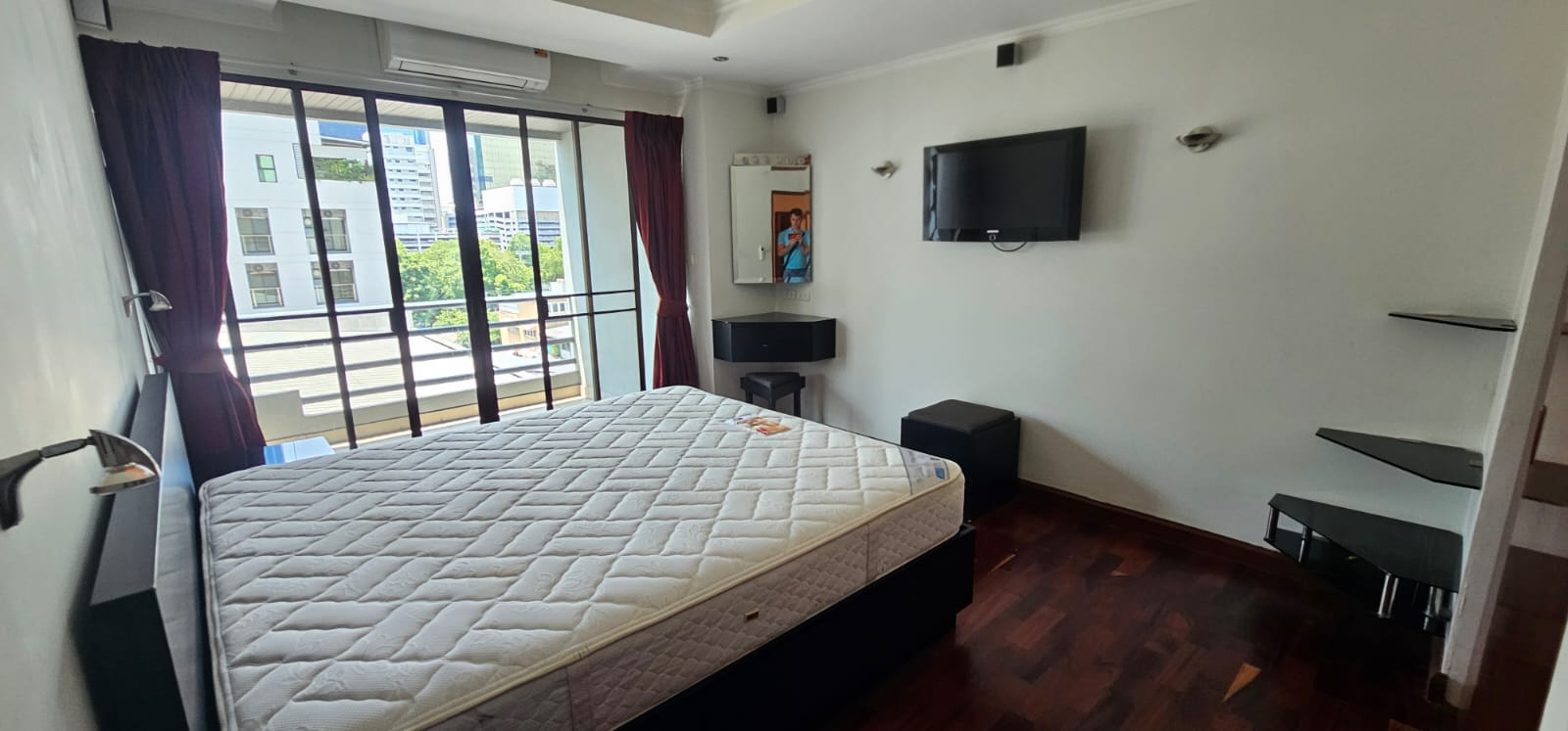 2-Bed 1-Bath 70sqm Condo for Rent 30,000 THB at Pearl Garden near BTS Chong Nonsi