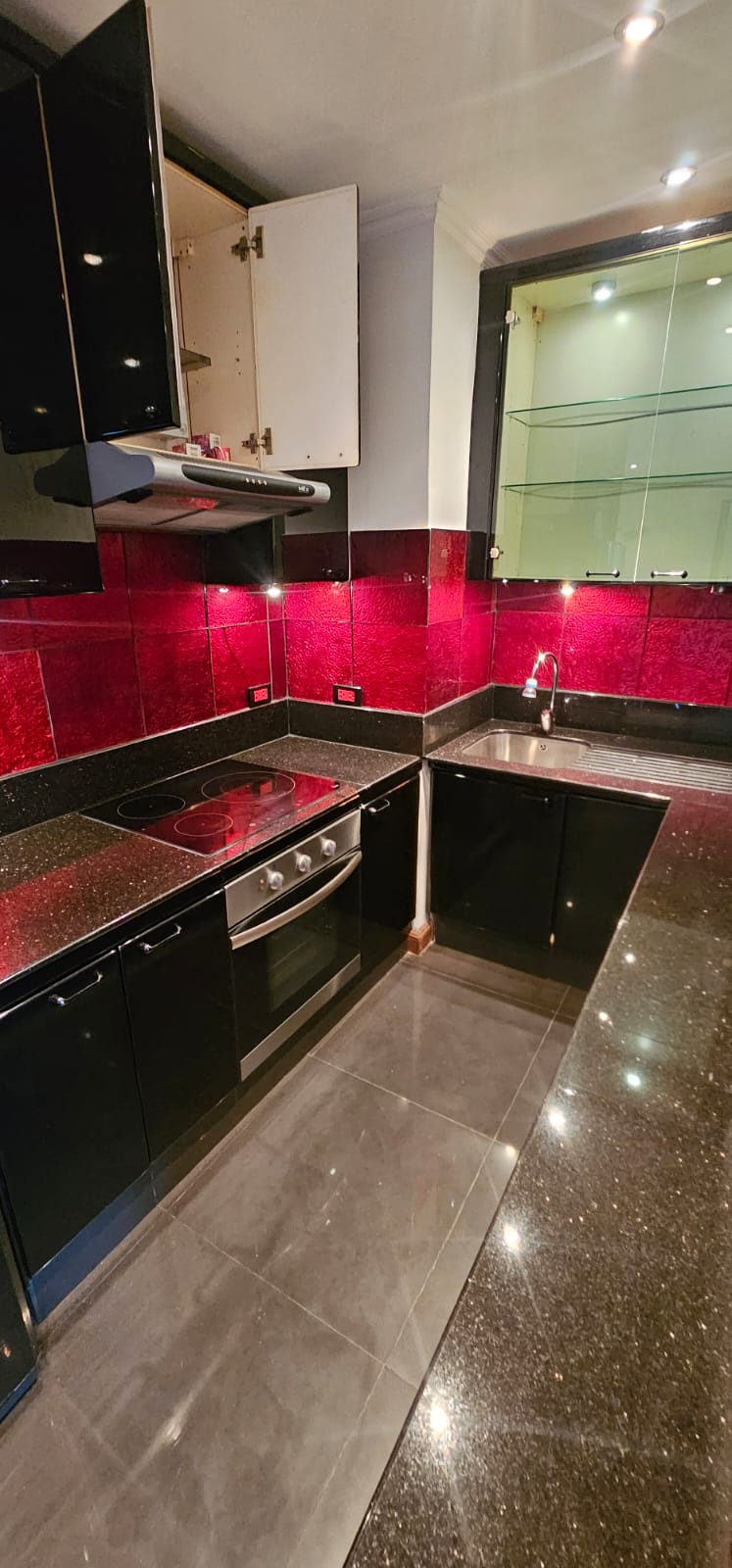 2-Bed 1-Bath 70sqm Condo for Rent 30,000 THB at Pearl Garden near BTS Chong Nonsi