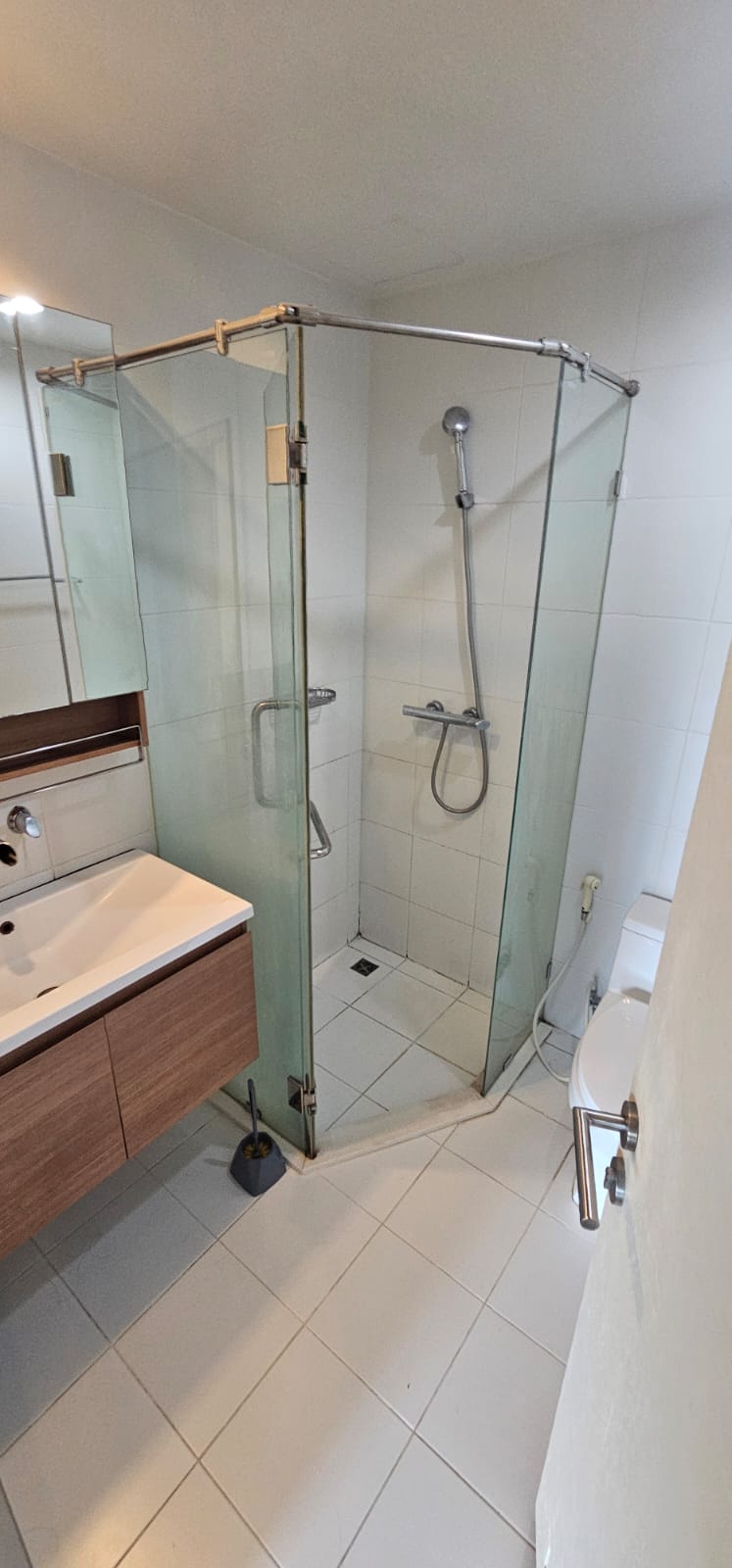 Modern 2-bedroom condo at The Seed Musee Sukhumvit 26, 75sqm, fully furnished, near BTS Phrom Phong. Rent: THB 35,000/month.