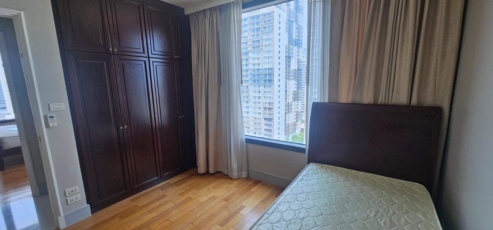 Pet-friendly 2-bedroom condo at Aguston Sukhumvit 22, 80 sqm, luxury amenities, shuttle to BTS, rent only THB 47,000/month. Schedule a viewing today.