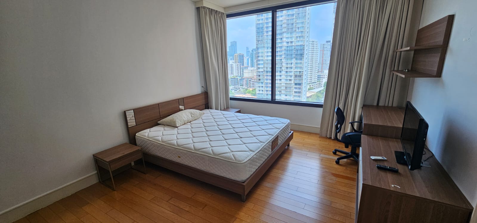 Spacious 2-bedroom condo at Aguston Sukhumvit 22. Pet-friendly, 80 sqm, full amenities, rent at THB 45,000/month. Minutes to BTS Phrom Phong.