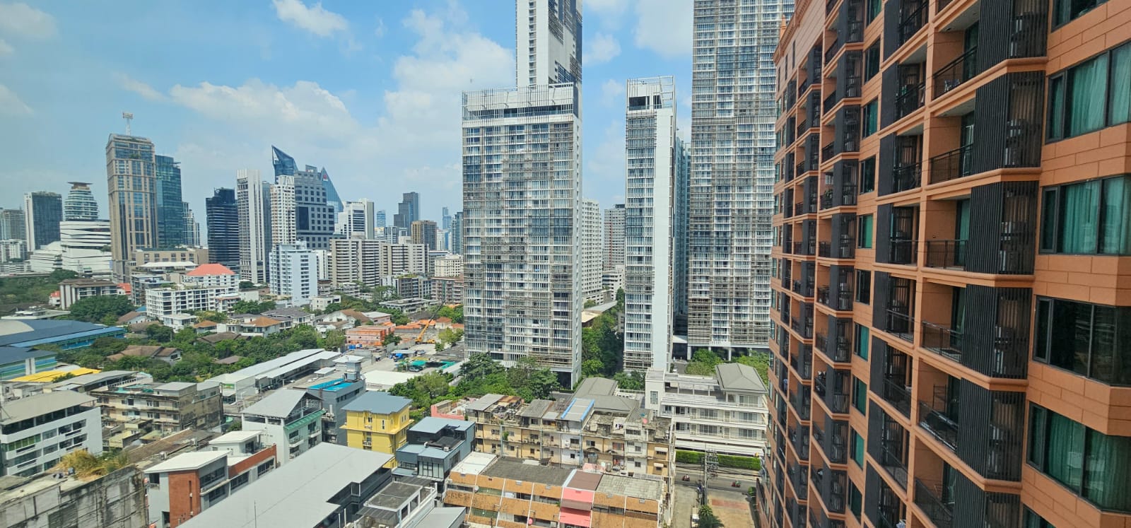 Spacious 2-bedroom condo at Aguston Sukhumvit 22. Pet-friendly, 80 sqm, full amenities, rent at THB 45,000/month. Minutes to BTS Phrom Phong.