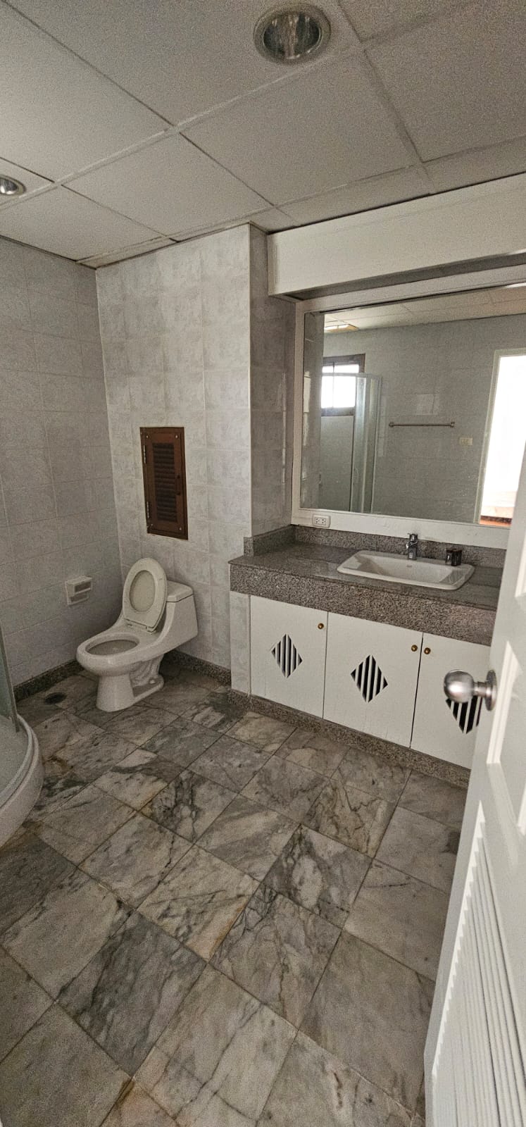 5-Bed 6-Bath 420sqm Townhome for Rent at Sanguansup Mansion Near BTS Chong Nonsi – 90,000 THB/month