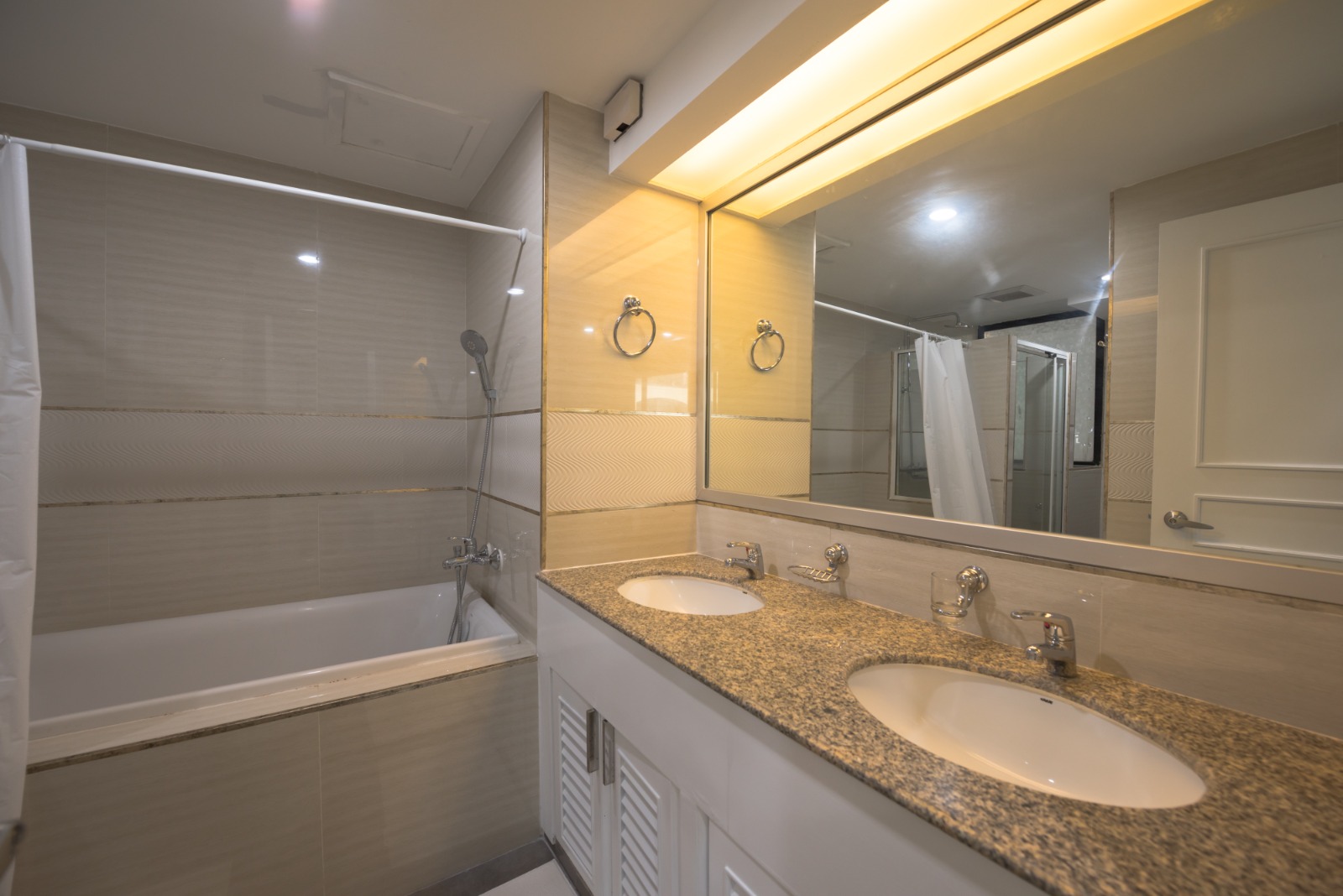 3-Bed 3-Bath 225 sqm Condo at President Park Sukhumvit 24 Phrom Phong BTS for Rent 70K or Sale 19M