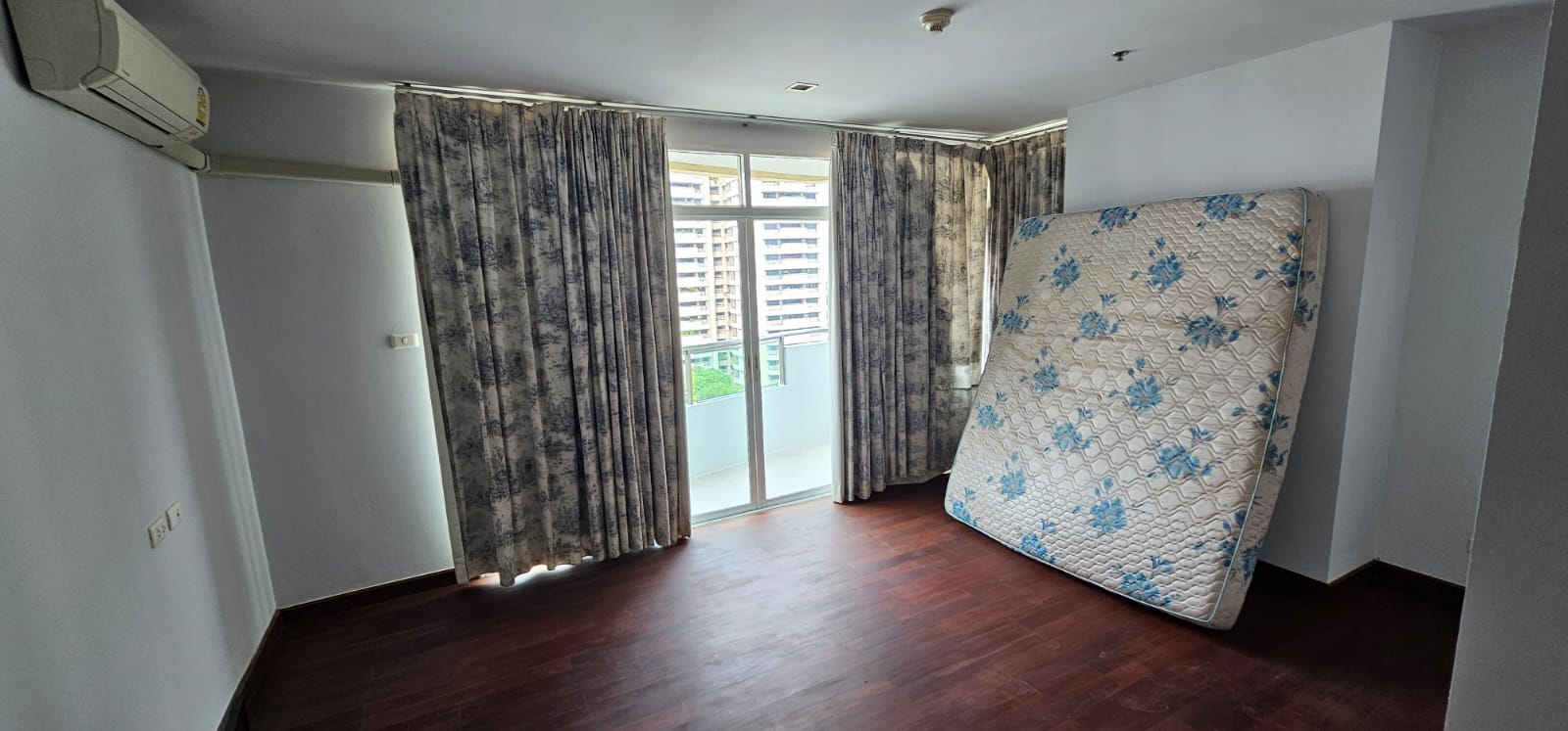 1-Bed 1-Bath 59 sqm Sukhumvit City Resort Condo near BTS Nana for Rent 29K THB