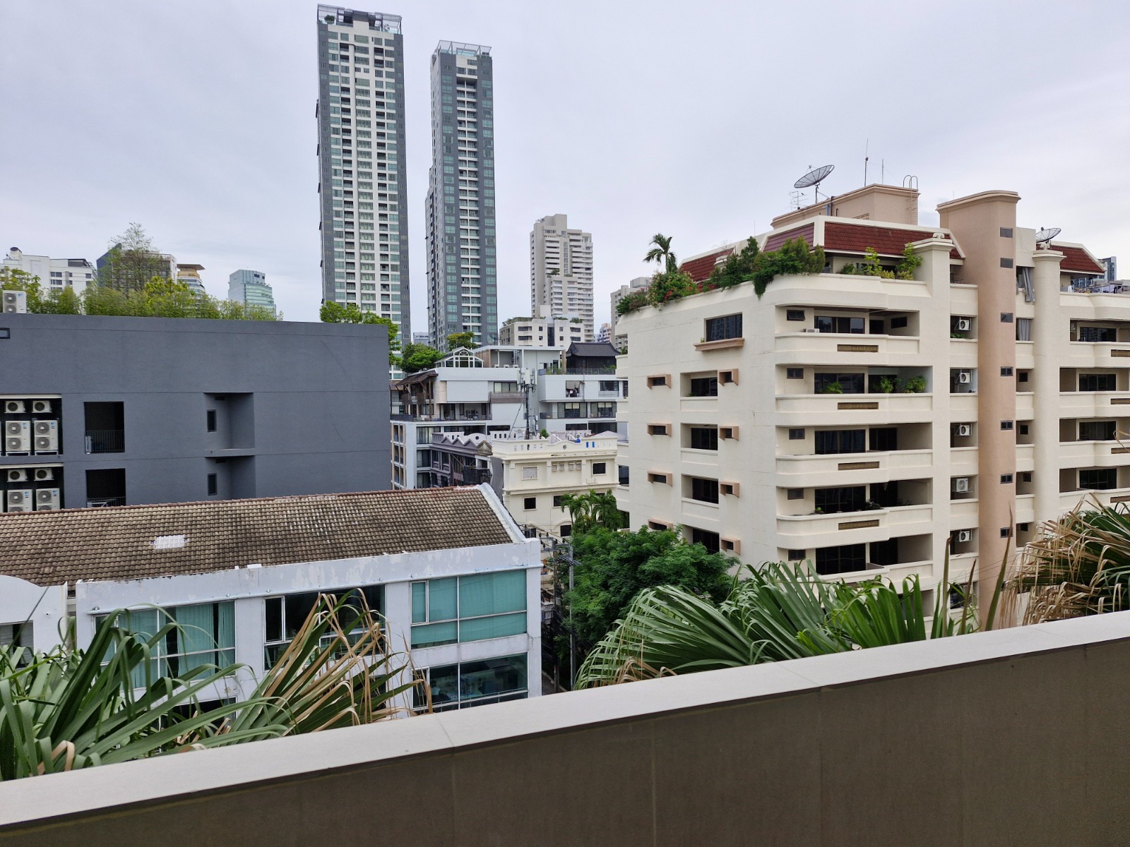 3-Bed 2-Bath 150 sqm Condo at D.S. Tower 2 Near Phrom Phong BTS for Rent 65K THB