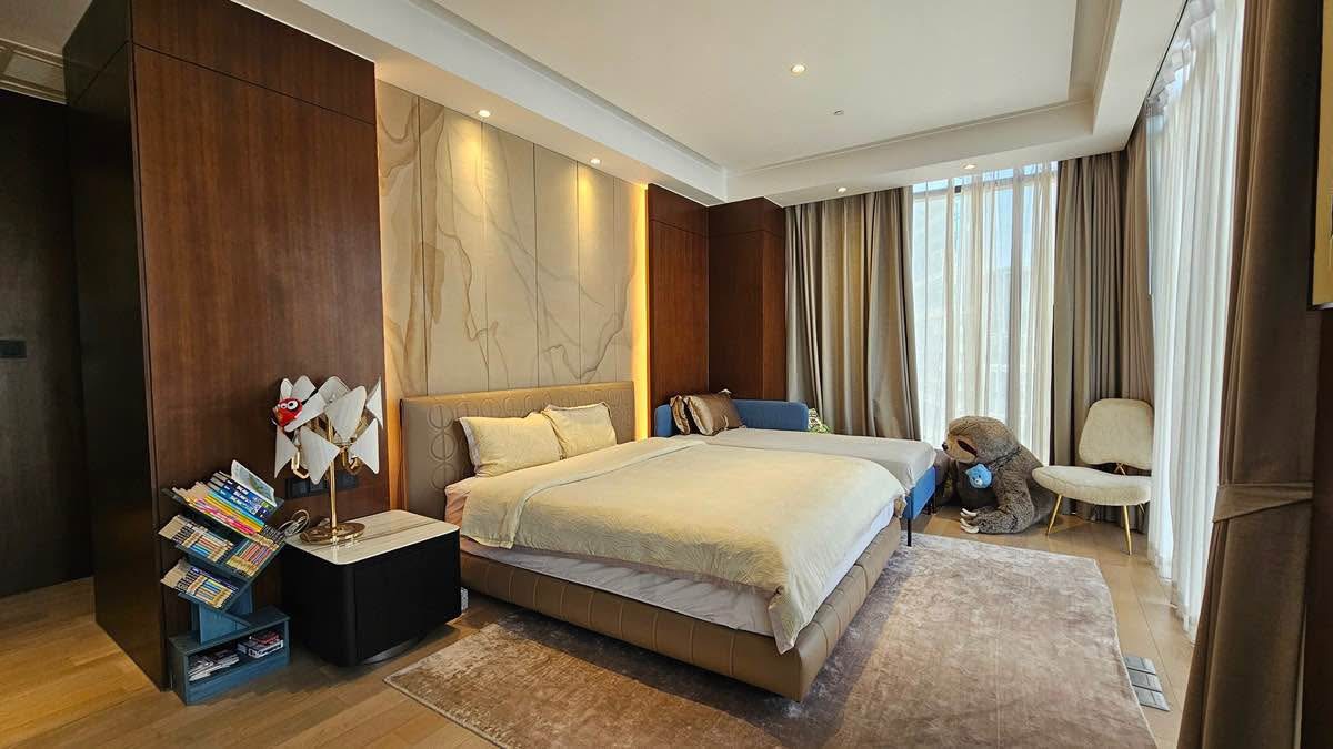 2-Bed 2-Bath 96 sqm Fullerton Sukhumvit Condo near BTS Ekkamai for Sale 19M THB