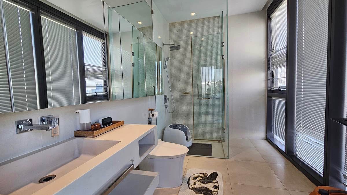 2-Bed 2-Bath 96 sqm Fullerton Sukhumvit Condo near BTS Ekkamai for Sale 19M THB