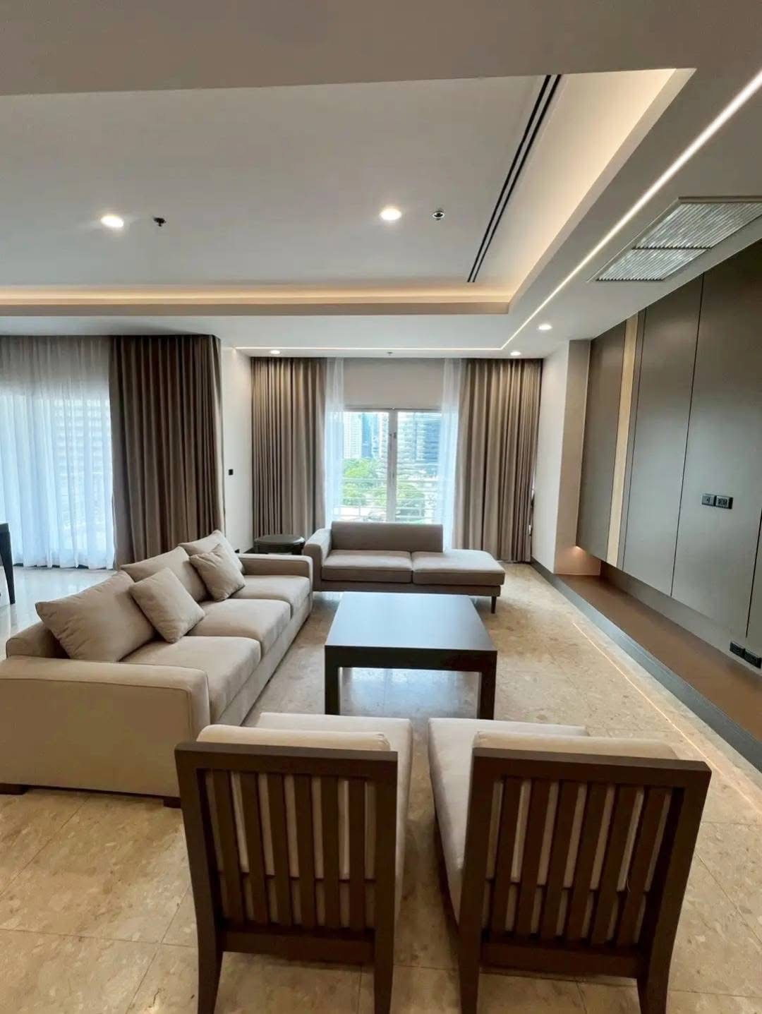 4-Bed 3-Bath 230 sqm Royal Residence Park Condo Near BTS Ploenchit MRT Lumpini for Rent 175K THB