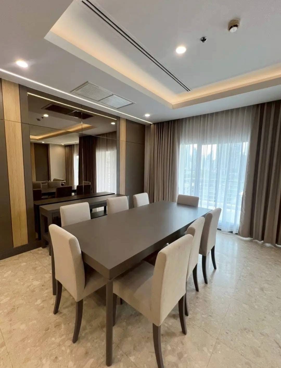 4-Bed 3-Bath 230 sqm Royal Residence Park Condo Near BTS Ploenchit MRT Lumpini for Rent 175K THB