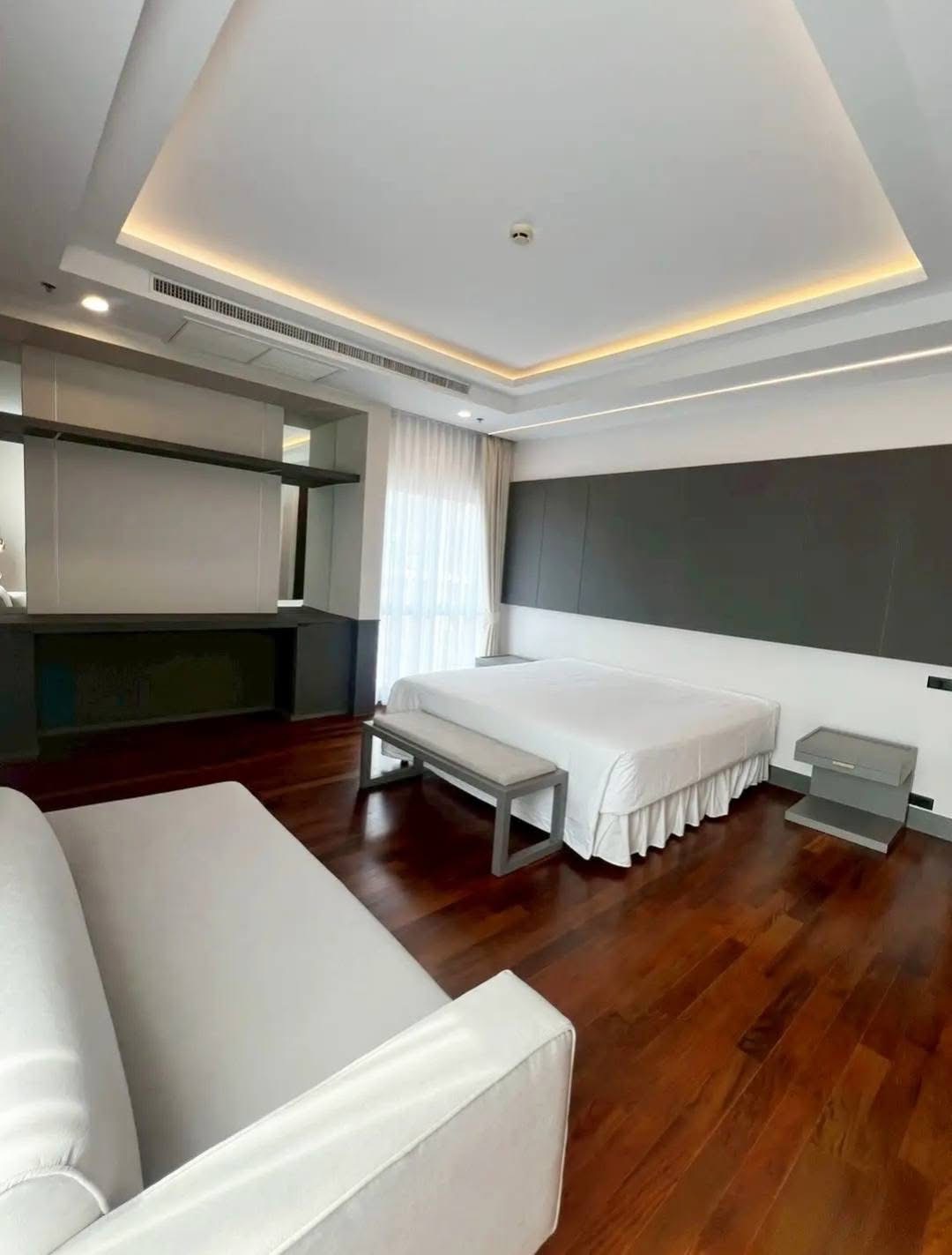 4-Bed 3-Bath 230 sqm Royal Residence Park Condo Near BTS Ploenchit MRT Lumpini for Rent 175K THB