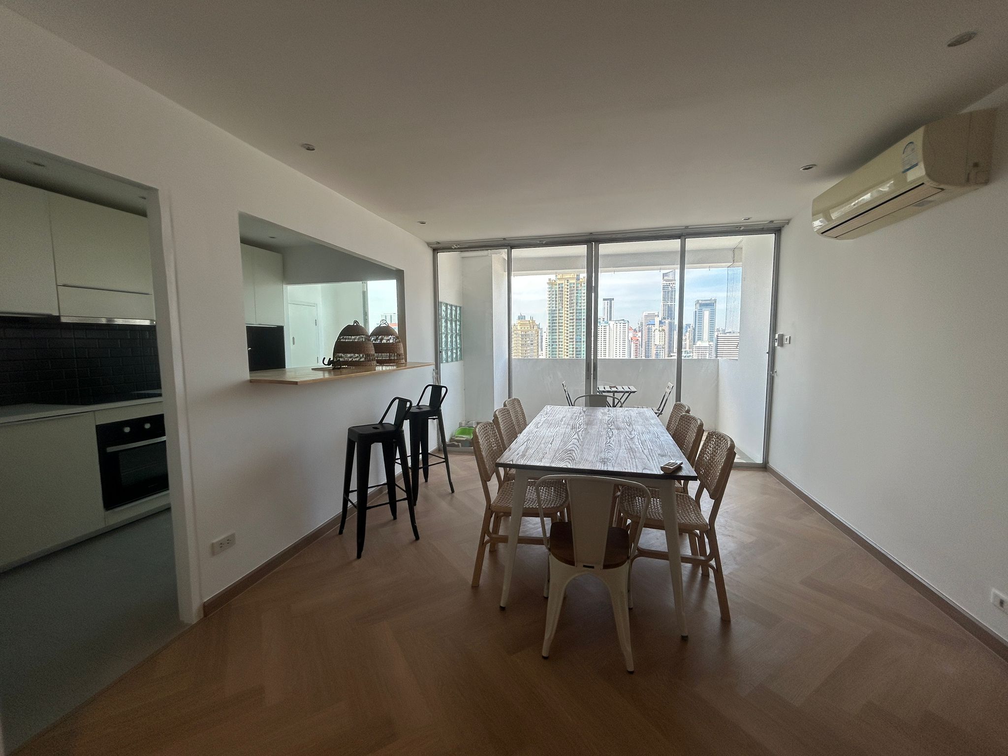 3-Bed 2-Bath 137 sqm Condo at D.S. Tower 2 Near BTS Phrom Phong for Rent 67,000 THB/month