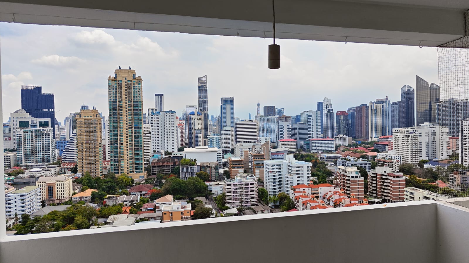 3-Bed 2-Bath 137 sqm Condo at D.S. Tower 2 Near BTS Phrom Phong for Rent 67,000 THB/month