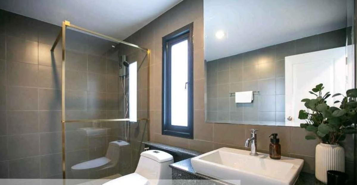 5-Bed 4-Bath 240 sqm Townhouse at Areeya Mandarina Sukhumvit 77 near BTS On Nut for Rent 70K THB/month