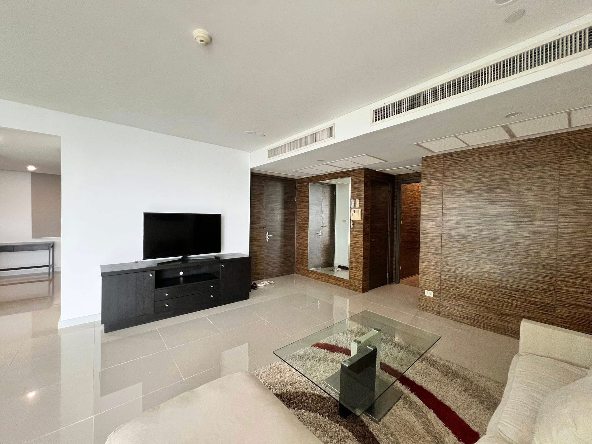 3-Bed 3-Bath 170 sqm Fullerton Sukhumvit Condo Near BTS Ekkamai for Rent 90K THB