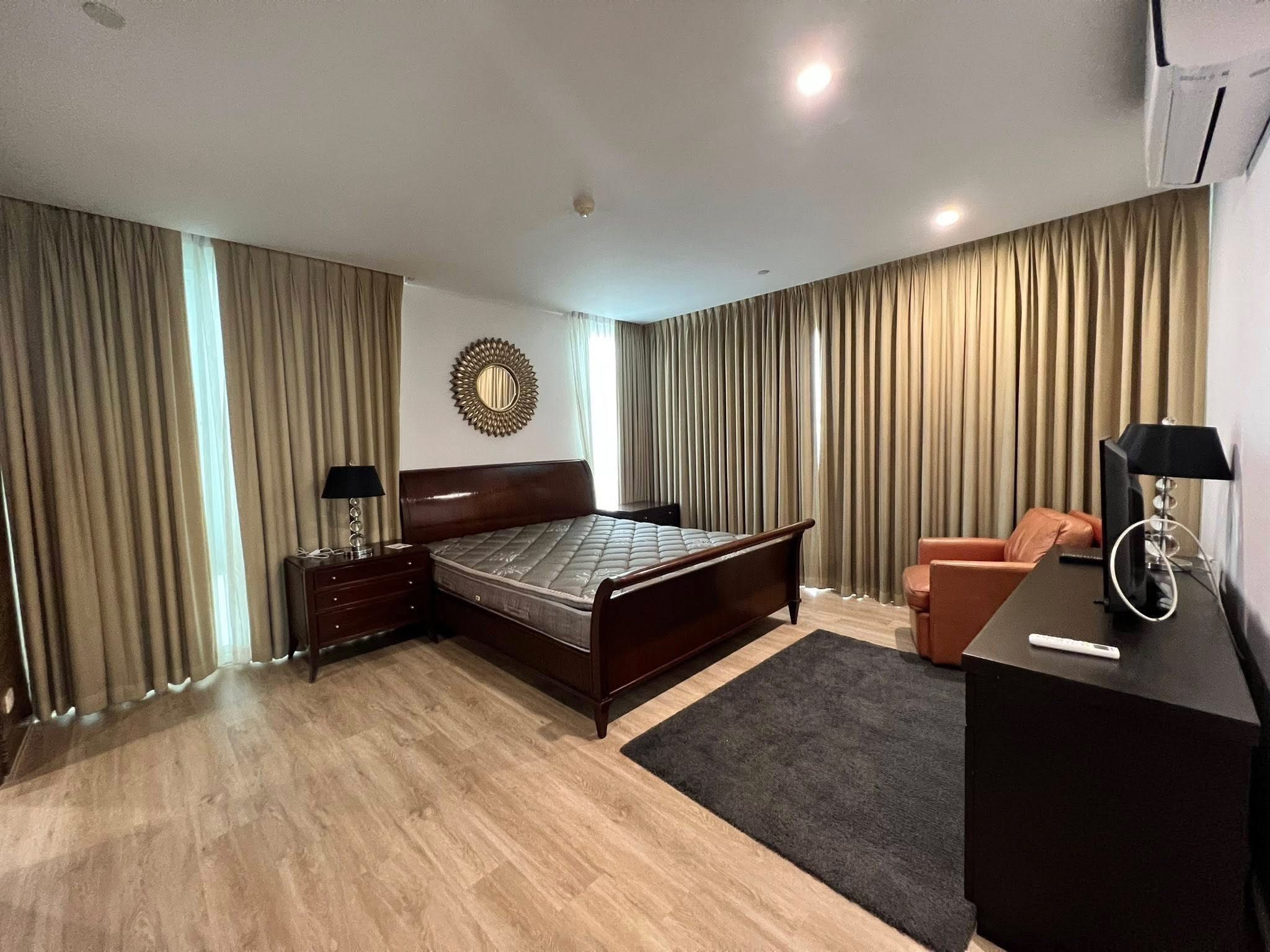 3-Bed 3-Bath 170 sqm Fullerton Sukhumvit Condo Near BTS Ekkamai for Rent 90K THB