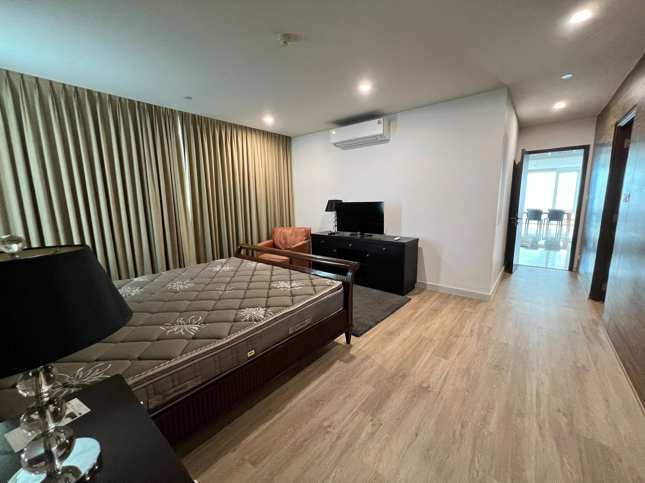 3-Bed 3-Bath 170 sqm Fullerton Sukhumvit Condo Near BTS Ekkamai for Rent 90K THB