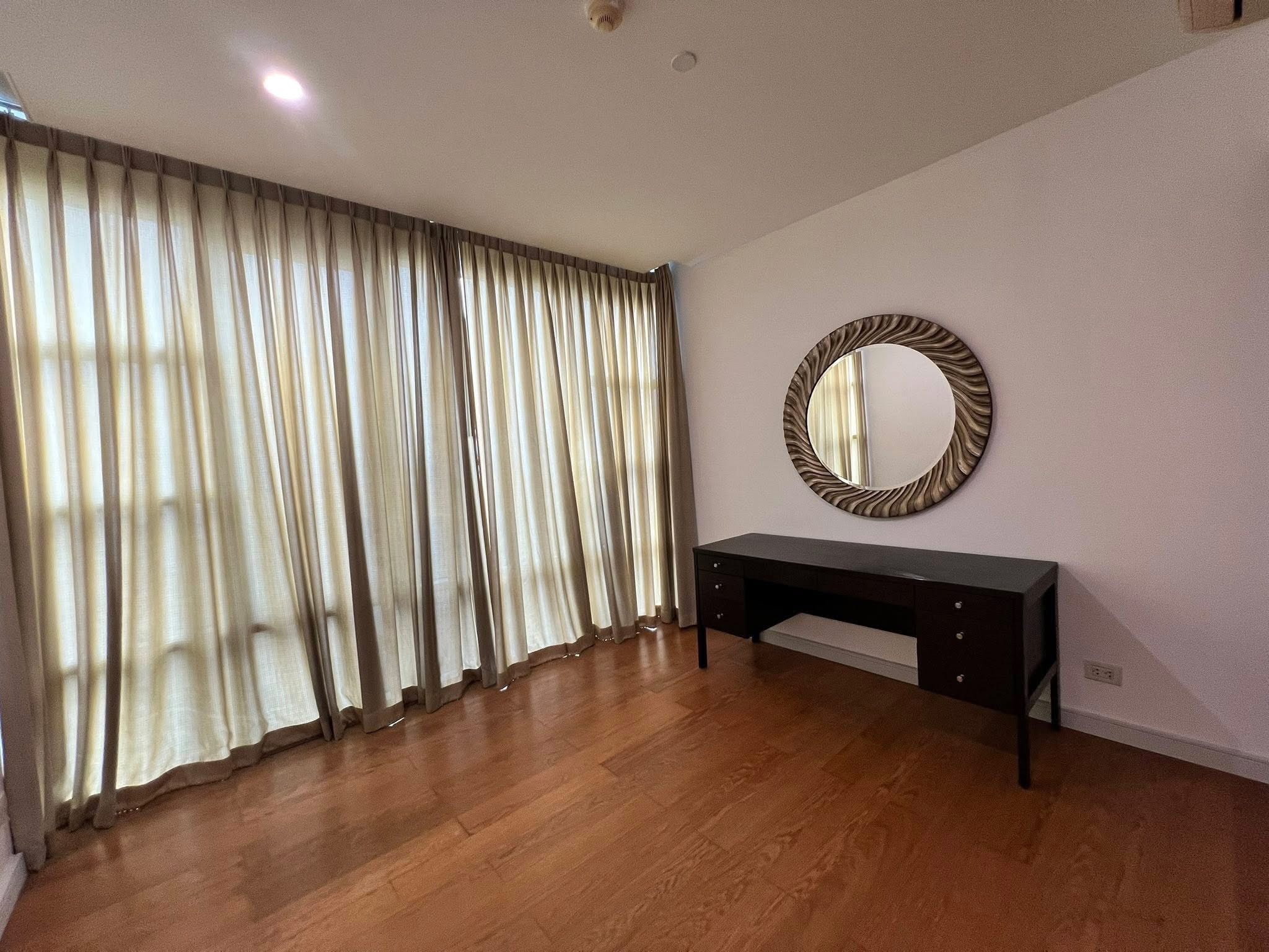 3-Bed 3-Bath 170 sqm Fullerton Sukhumvit Condo Near BTS Ekkamai for Rent 90K THB