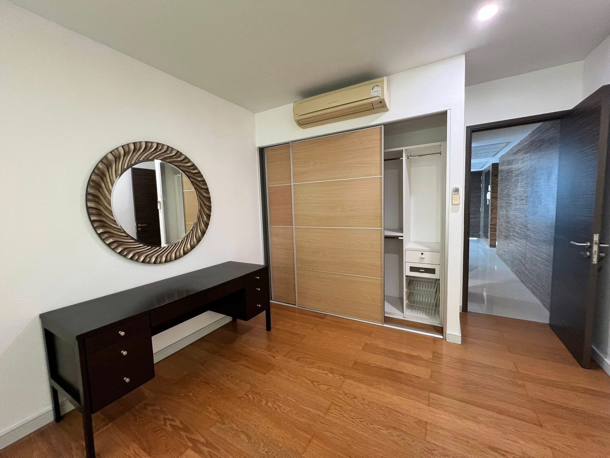 3-Bed 3-Bath 170 sqm Fullerton Sukhumvit Condo Near BTS Ekkamai for Rent 90K THB