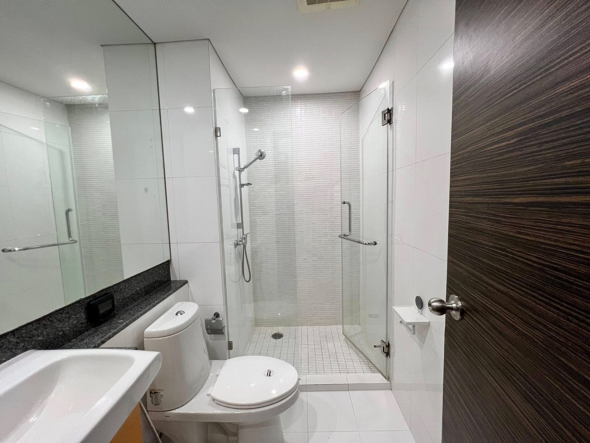 3-Bed 3-Bath 170 sqm Fullerton Sukhumvit Condo Near BTS Ekkamai for Rent 90K THB