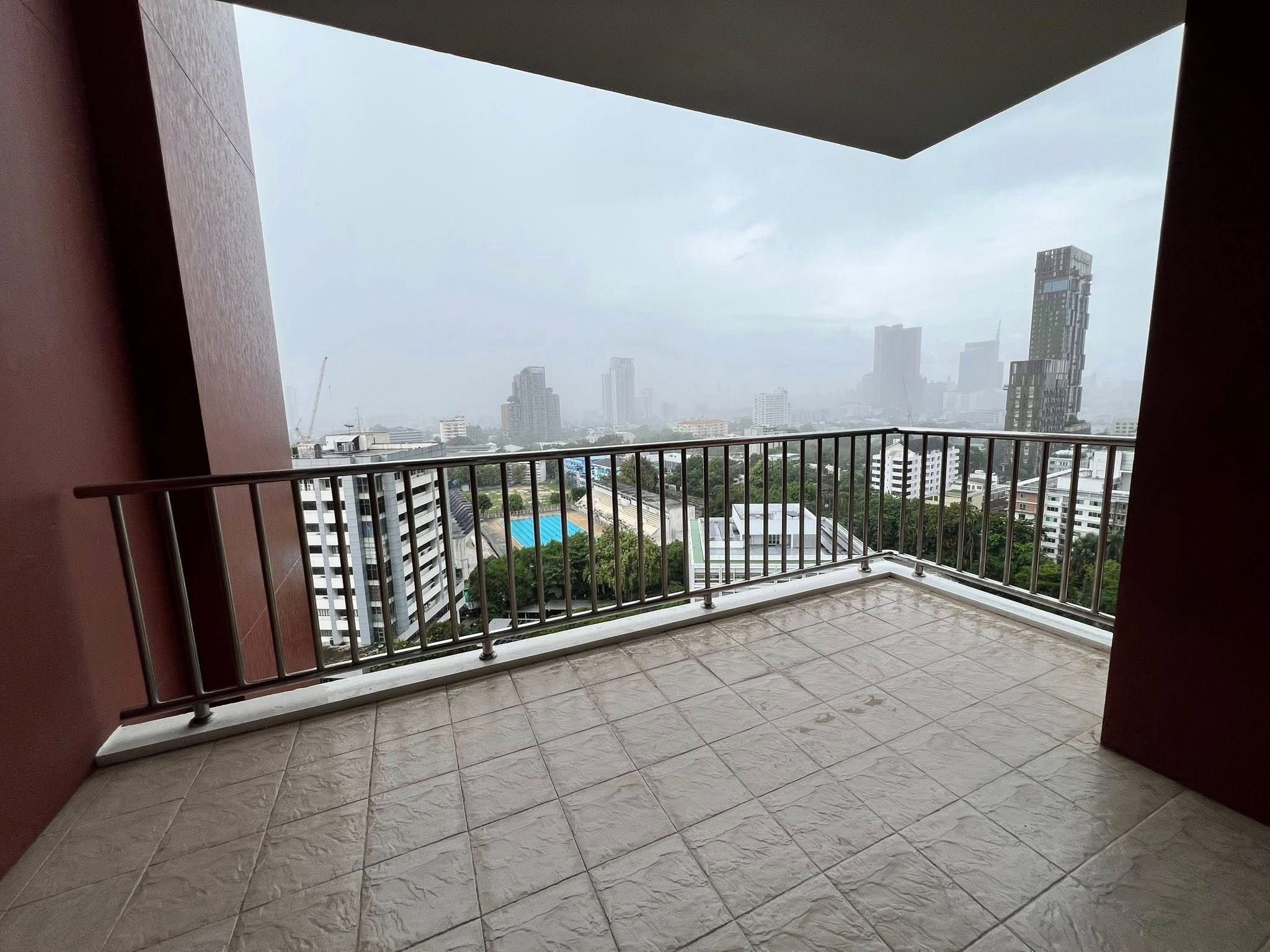 3-Bed 3-Bath 170 sqm Fullerton Sukhumvit Condo Near BTS Ekkamai for Rent 90K THB